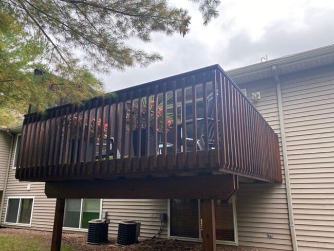 Building Photo - Adorable 2 bed 2 bath in Forest Hills Dist...
