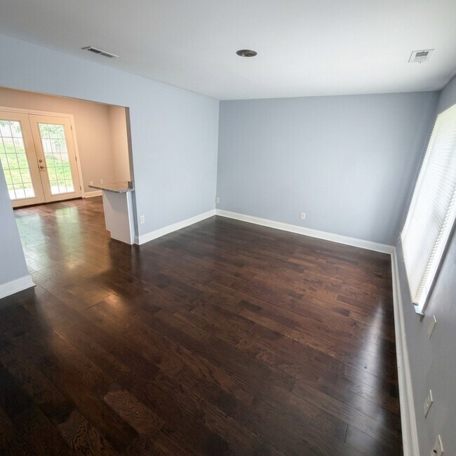 Building Photo - 421 Banksia Dr