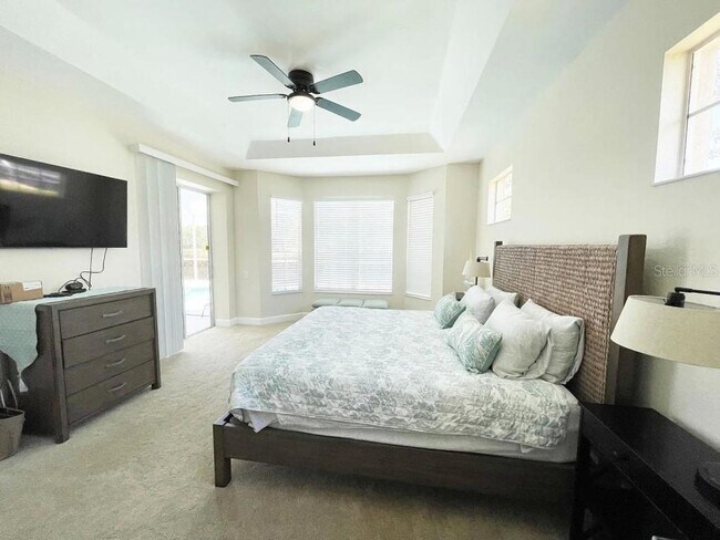 Building Photo - Rent a luxurious golf course lifestyle home in Sarasota, FL