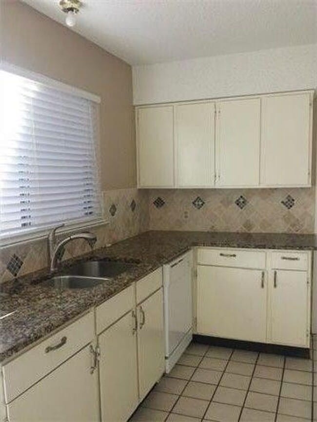 Building Photo - 3/1.5 Townhouse in Great location