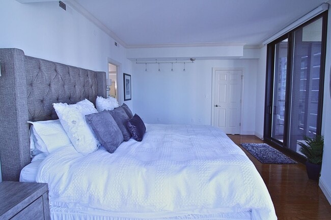 Building Photo - Luxury Living with Breathtaking City Views – Stunning Furnished 3BR/3BA in Bayfront Tower