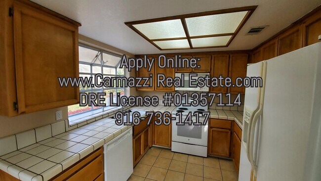 Building Photo - 206 Live Oak Cir