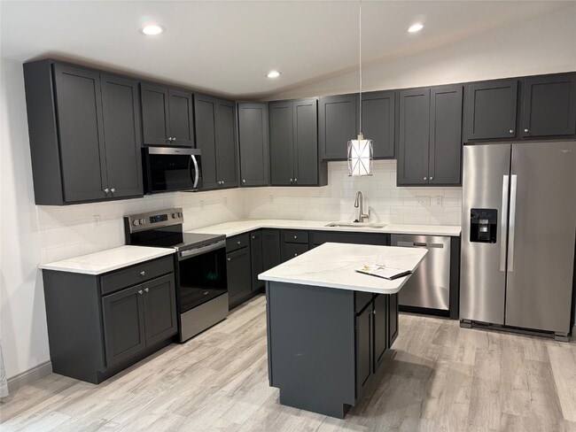 Building Photo - 28712 Woodland Heights Dr