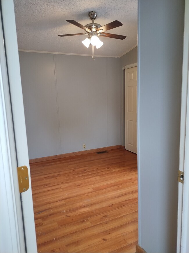 Building Photo - 719 Golden Point