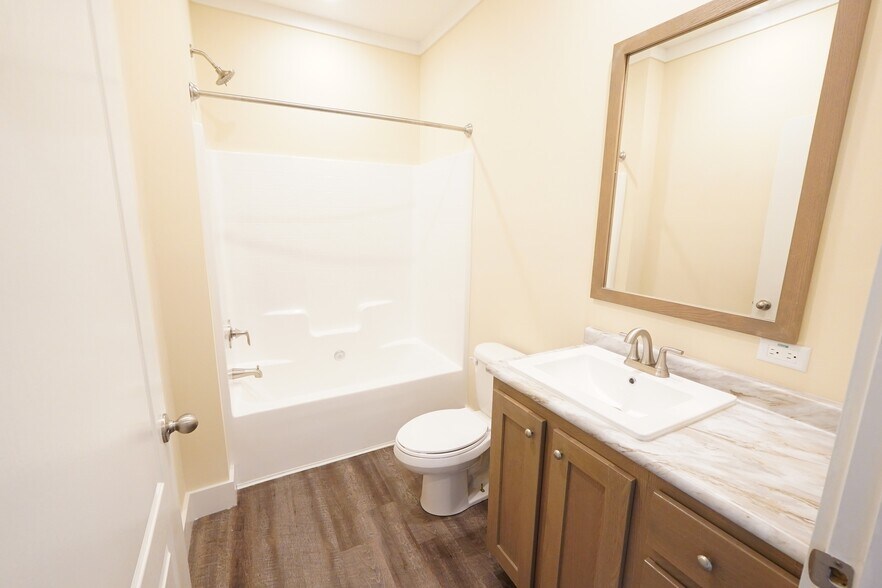 Shared Bathroom without furnishings - 600 Vera K Ct