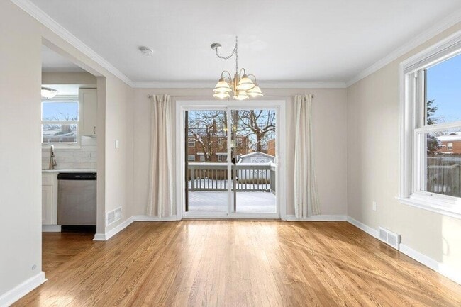 Building Photo - 2063 Inchcliff Rd