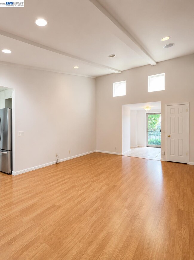Building Photo - 2516 Dos Rios Dr