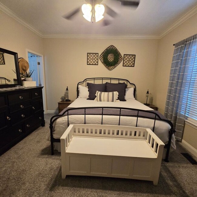 Building Photo - Spacious Buckhead home