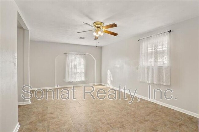 Building Photo - 4421 Lakewood Dr