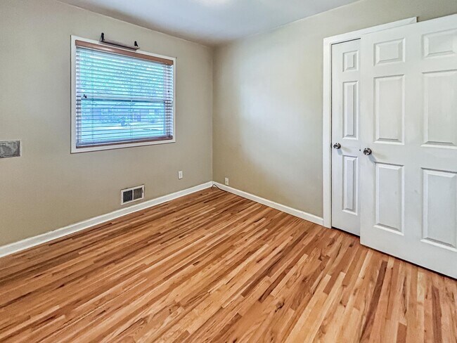 Building Photo - $0 DEPOSIT OPTION. CHARMING 3-BEDROOM HOME...