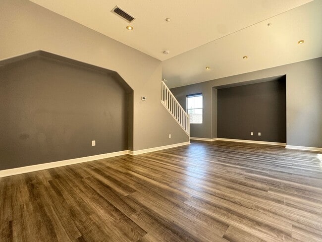 Building Photo - Remodeled 3 bedroom townhome in Simi Valley