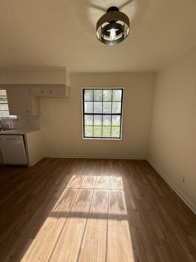 Building Photo - 880 Lockwood Dr