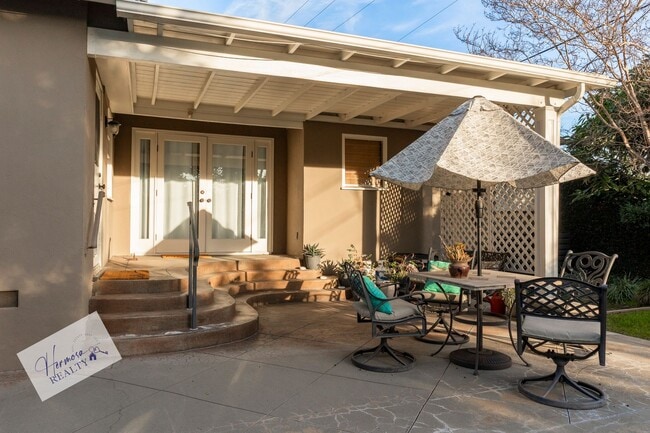 Building Photo - 1121 N Cambridge Ave