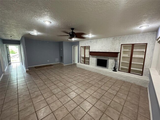 Building Photo - 16610 La Avenida Dr