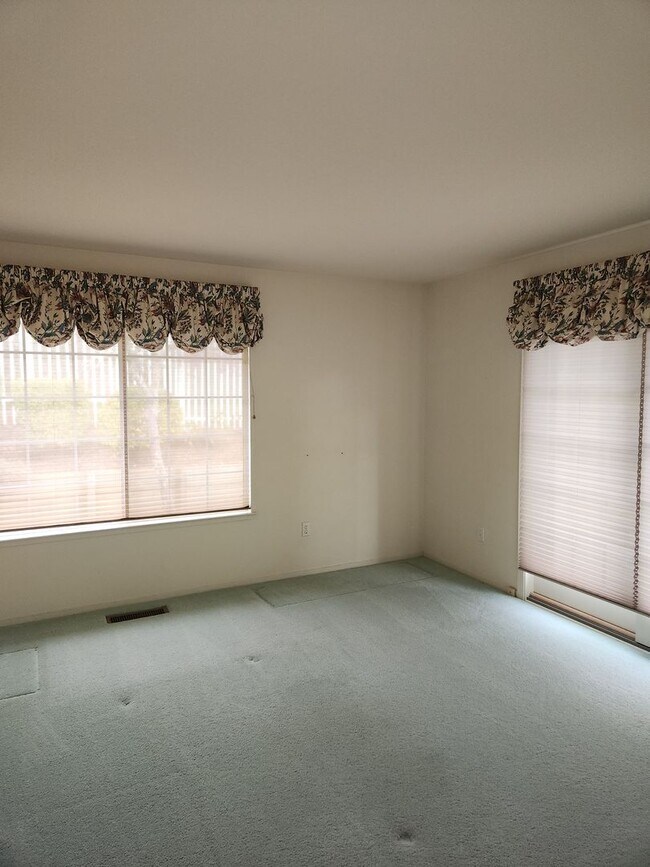 Building Photo - "Must See" House in Oakmont w/beautiful vi...