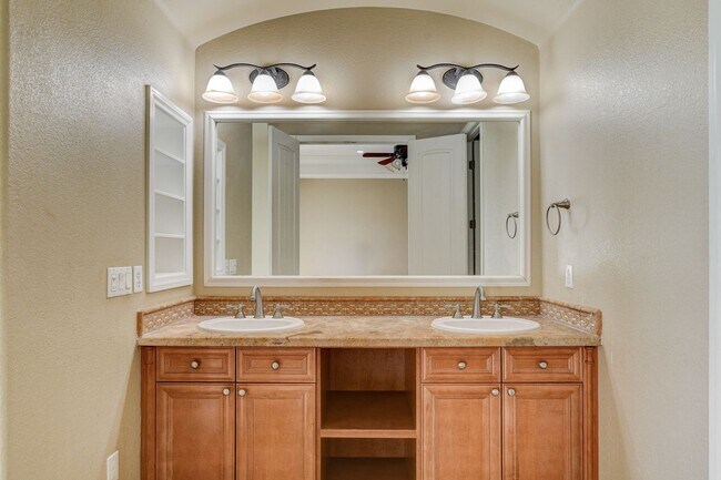 Building Photo - Luxury Resort Style Condo in Lake Las Vegas