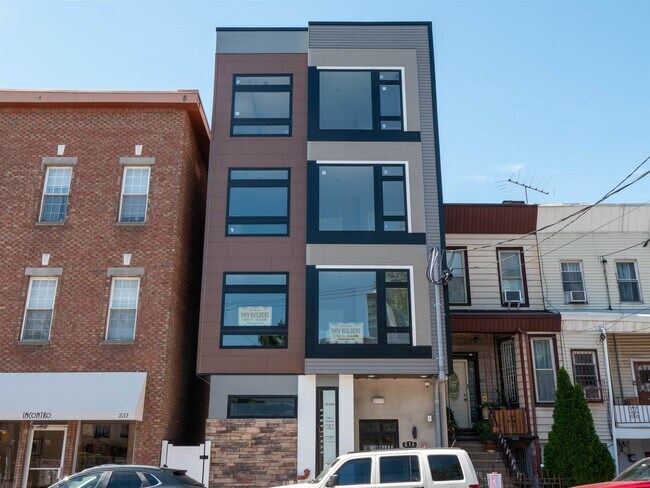 Building Photo - 213 Academy St