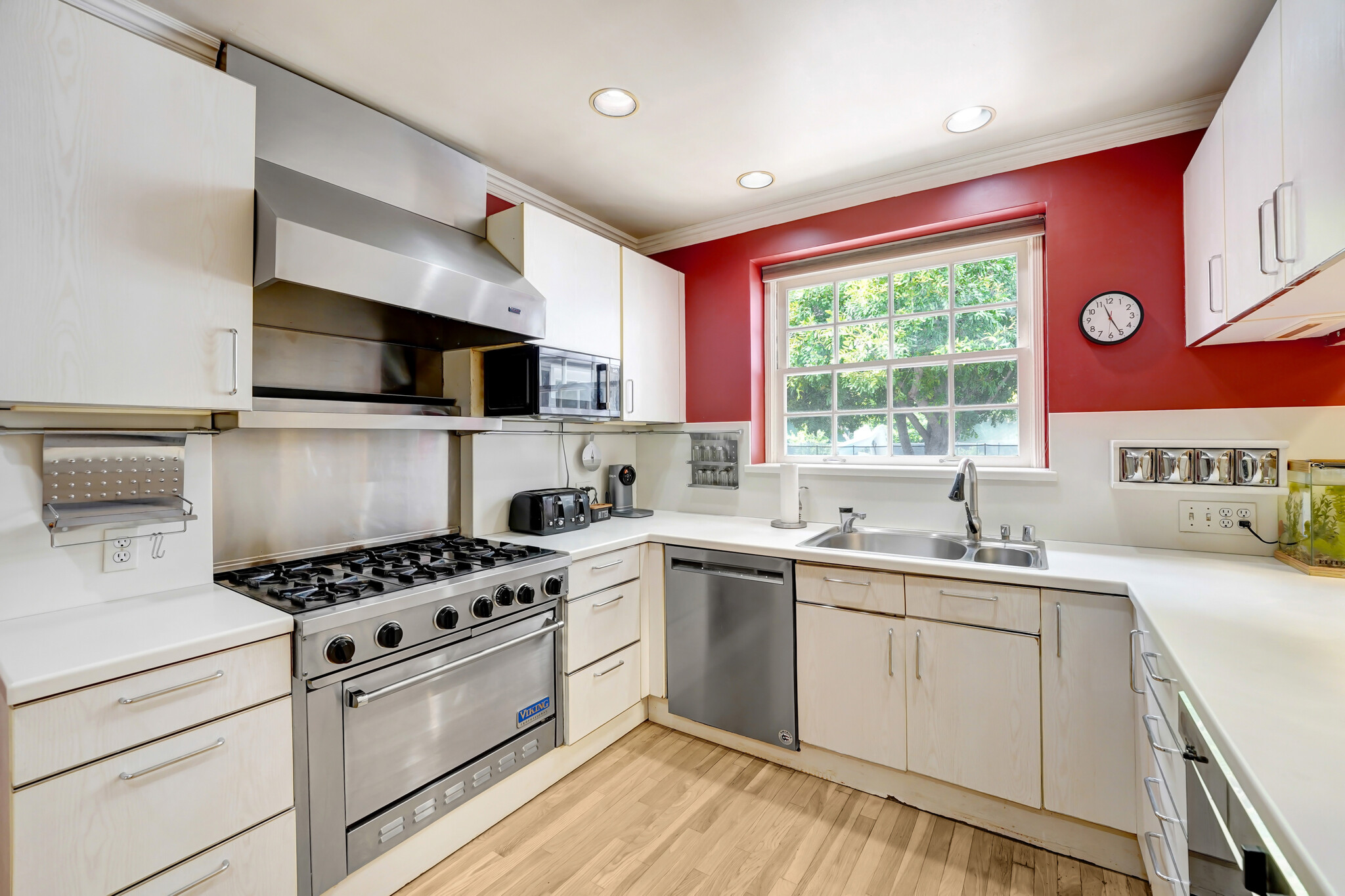 Kitchen - 10915 White Oak Ave