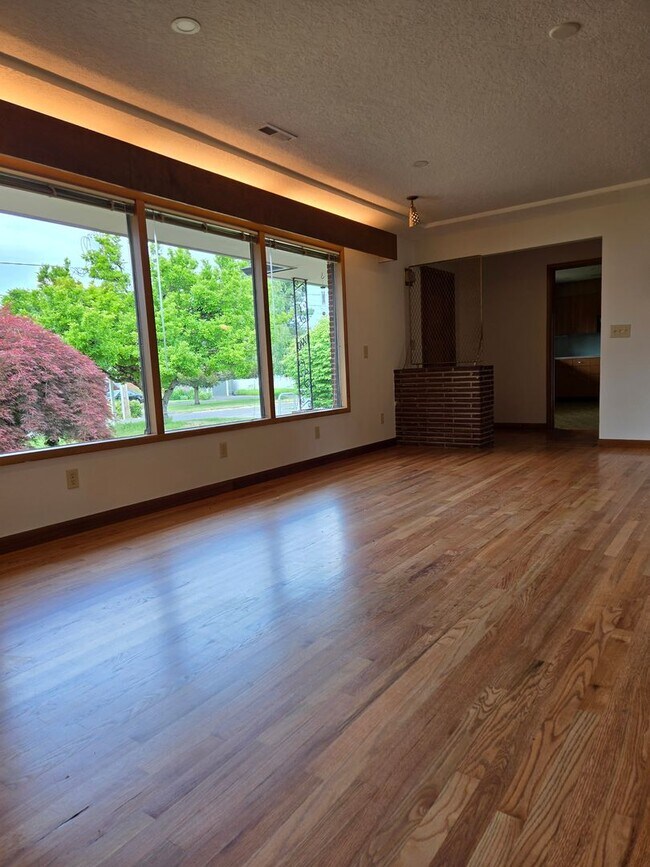 Building Photo - 1 level Mid Century Beauty! 3 Bd/ 3 ba