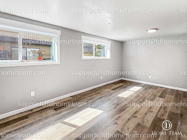Building Photo - "Charming 4-Bedroom Home with Scenic Views & Finished Basement in Renton!"