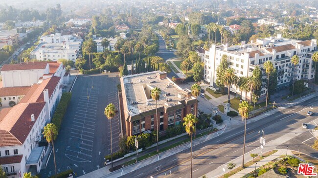 Building Photo - 4444 Wilshire Blvd