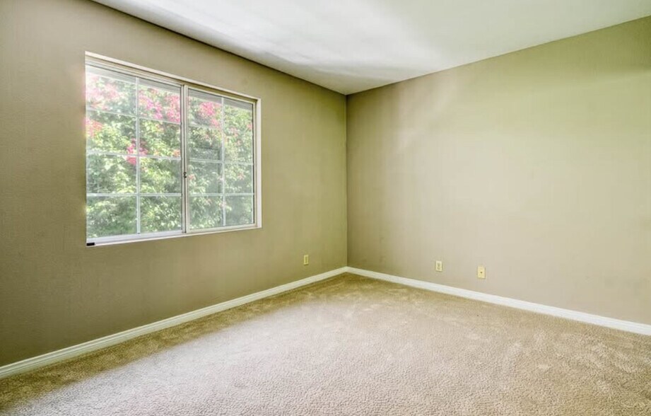 Building Photo - 412 Forest Ln