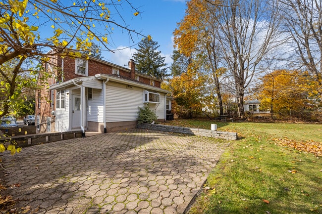 Building Photo - 678 Bartholomew Rd