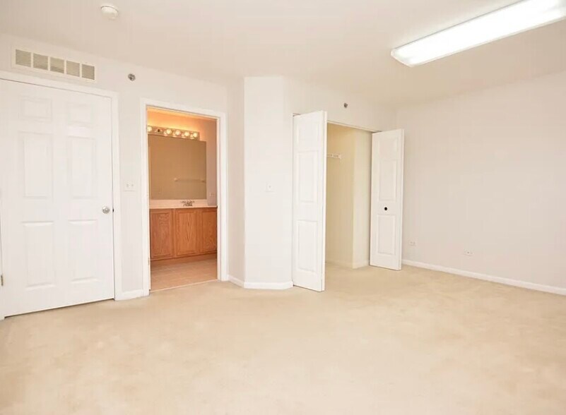 Building Photo - 4756 N Lamon Ave