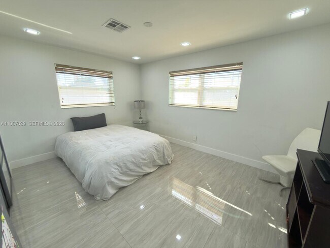 Building Photo - 4801 W Park Rd