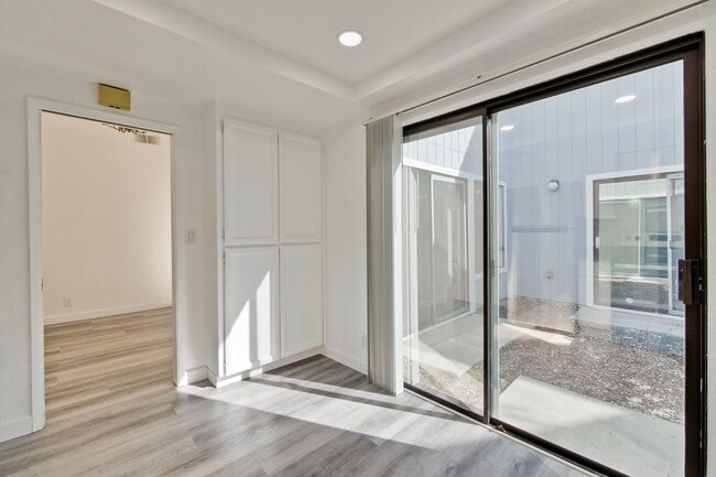 Building Photo - Welcome to this 3 bedroom 2 bath Just updated Townhome located in South San Jose.