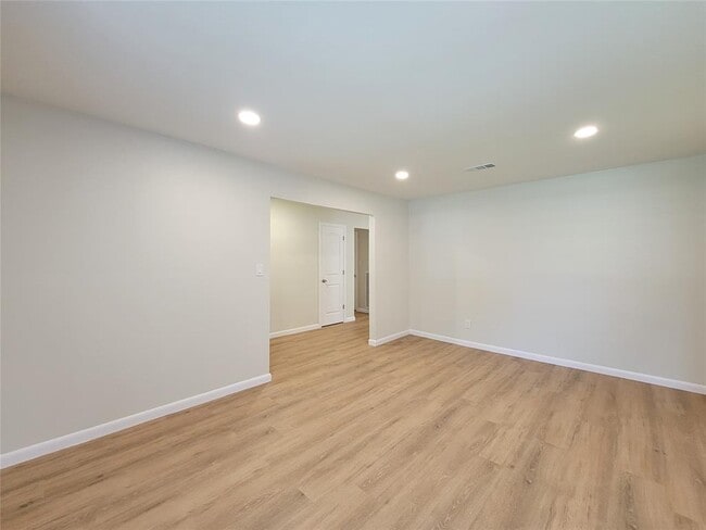 Building Photo - 25911 Maplewood Dr