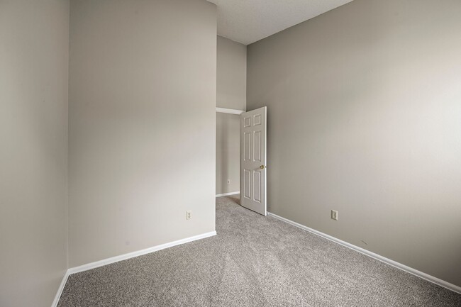 Building Photo - 3 Bedroom Townhouse Close To Ft. Carson