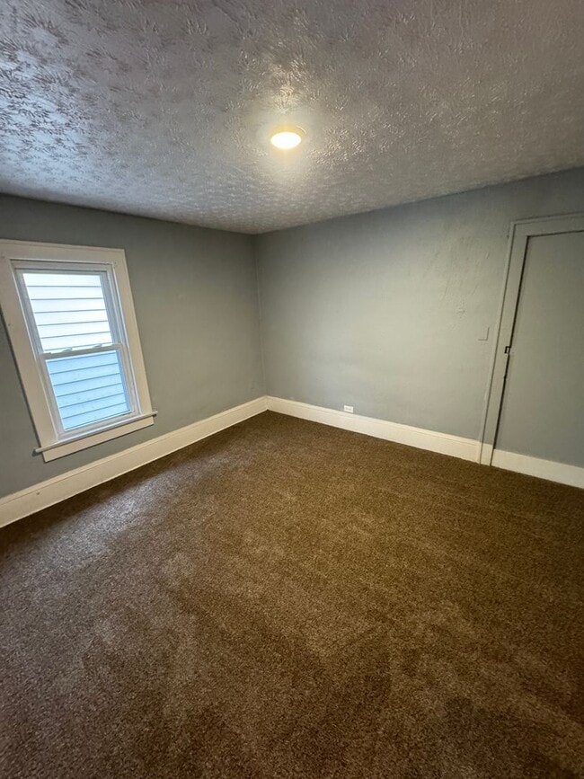 Building Photo - 5 Bed / 1.5 Bath Sunroom & Spacious Layout