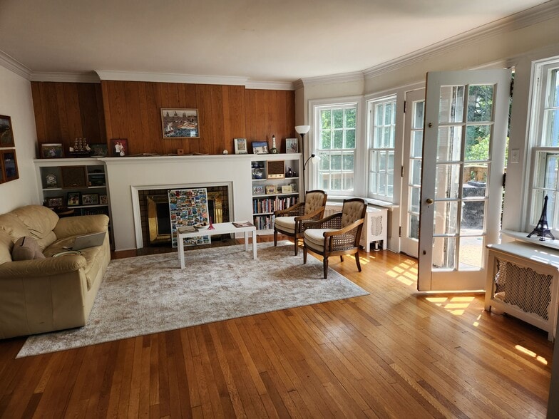 Building Photo - 8 E College St