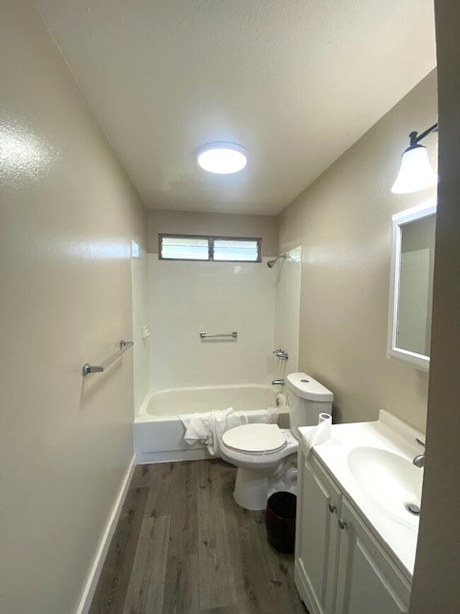 Building Photo - 5 Bedroom / 2 Bath House in Ewa Beach