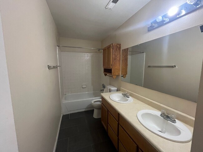 Building Photo - Furnished 1 bedroom apartment for rent.
