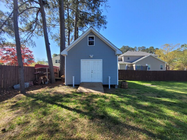 Building Photo - Beautiful & Spacious 4 bedroom, 2.5 bath h...