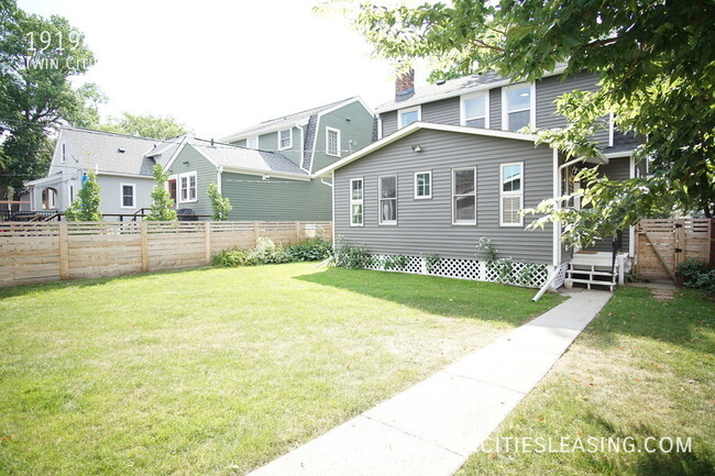 Building Photo - REMODELED - Fenced in backyard with 3 bedr...