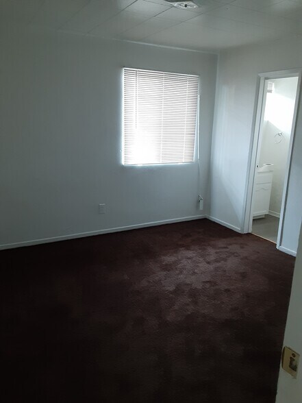 Building Photo - 833 W 79th St