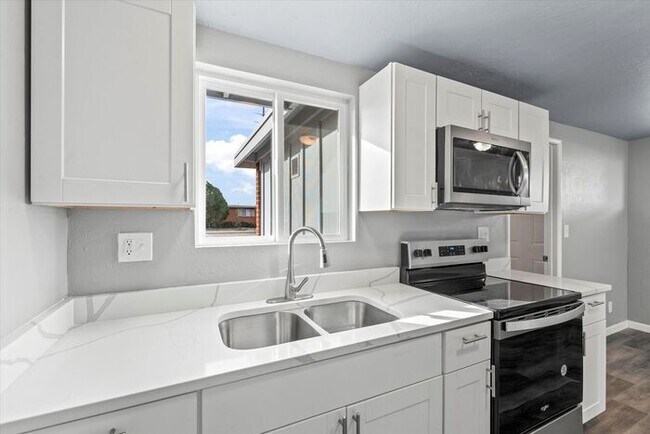 Building Photo - Great Eastside Home!