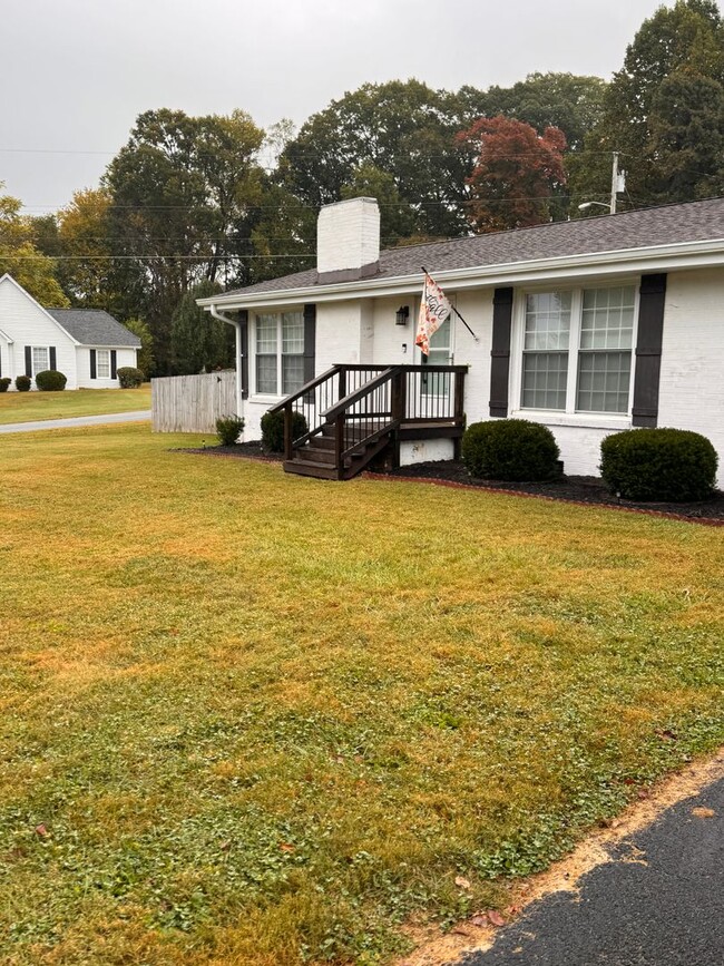 Building Photo - Beautifully Remodeled Home in Towne Acres ...