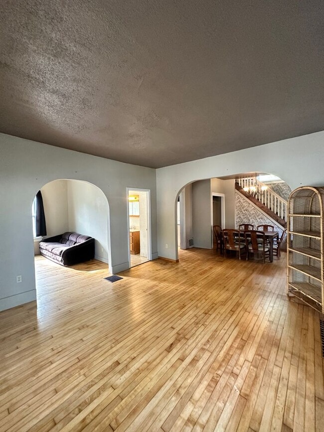 Building Photo - 4 Bed Room 2 Bath Big Yard