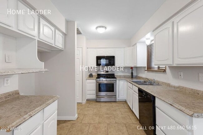 Building Photo - 416 W 12th St