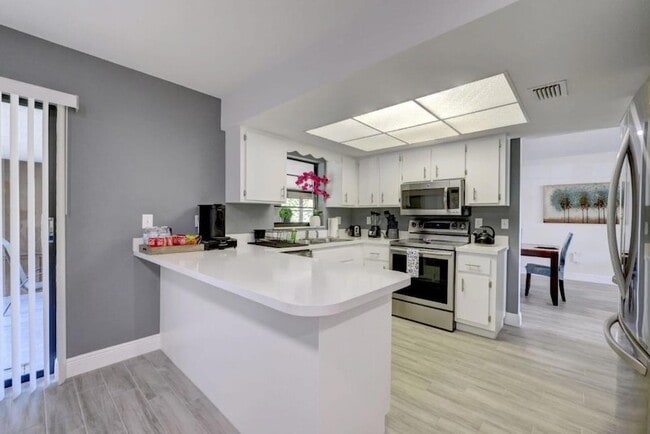 Building Photo - 543 SE Greenway Terrace