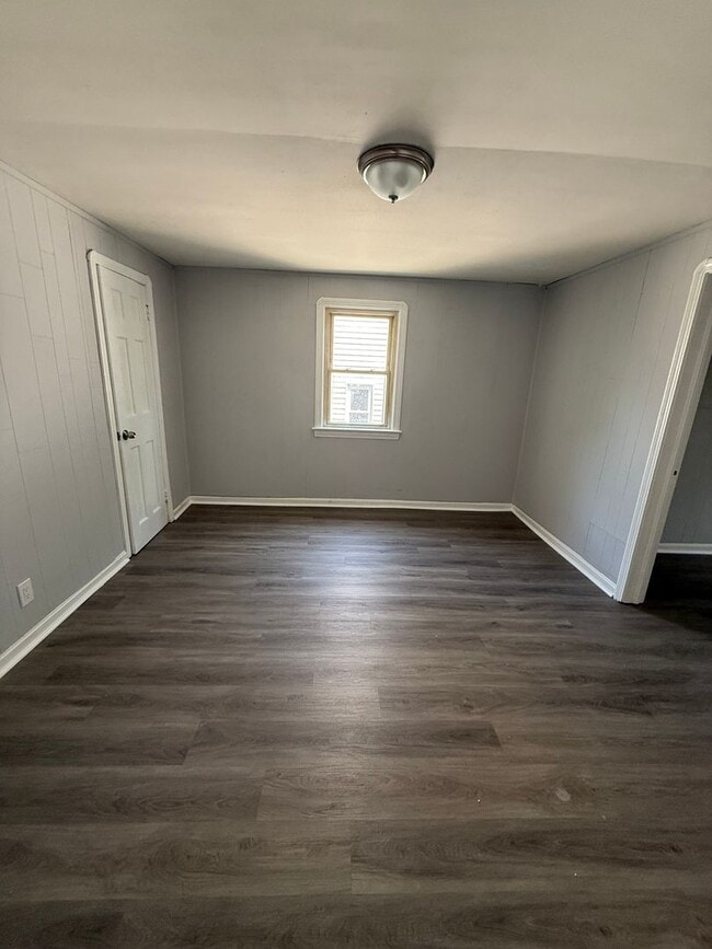 Building Photo - Lee/Harvard 5 Bedroom Single Home
