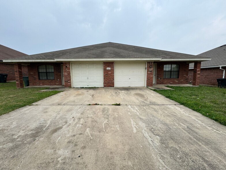 Building Photo - 5005 John David Dr