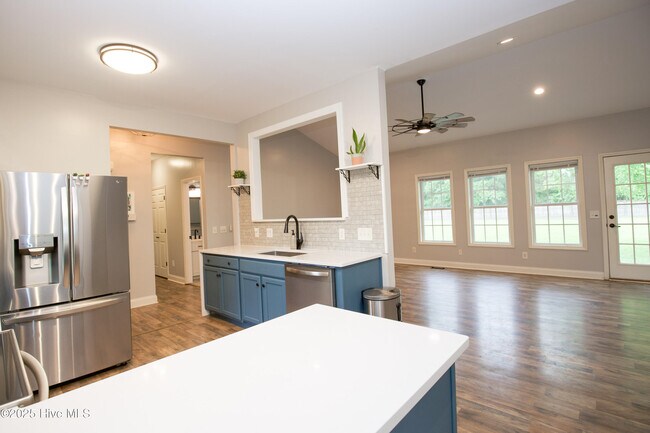 Building Photo - 102 Willow Creek Ln