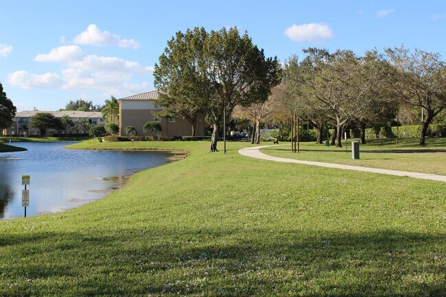 Building Photo - 1700 Crestwood Ct S