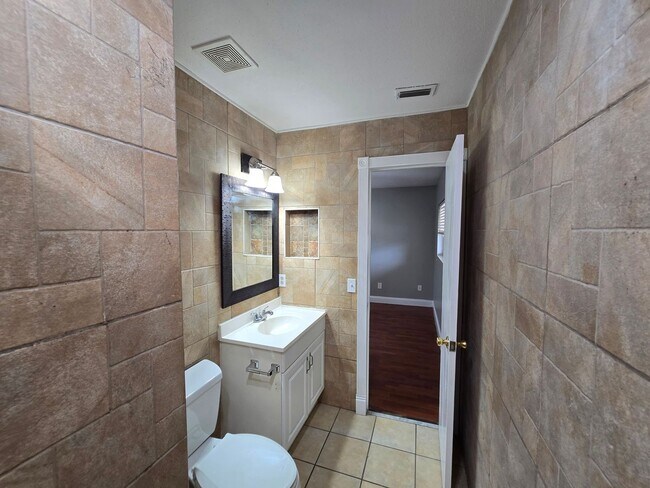 Building Photo - Arlington Townhome - 3 Bedroom 2.5 Bath