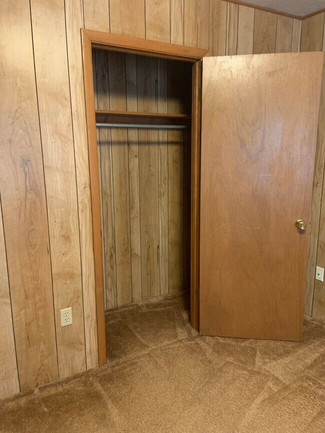 Building Photo - 404 Pinecrest Dr